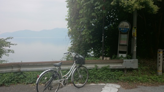 湖国バス　近江山梨子バス停から琵琶湖を望む